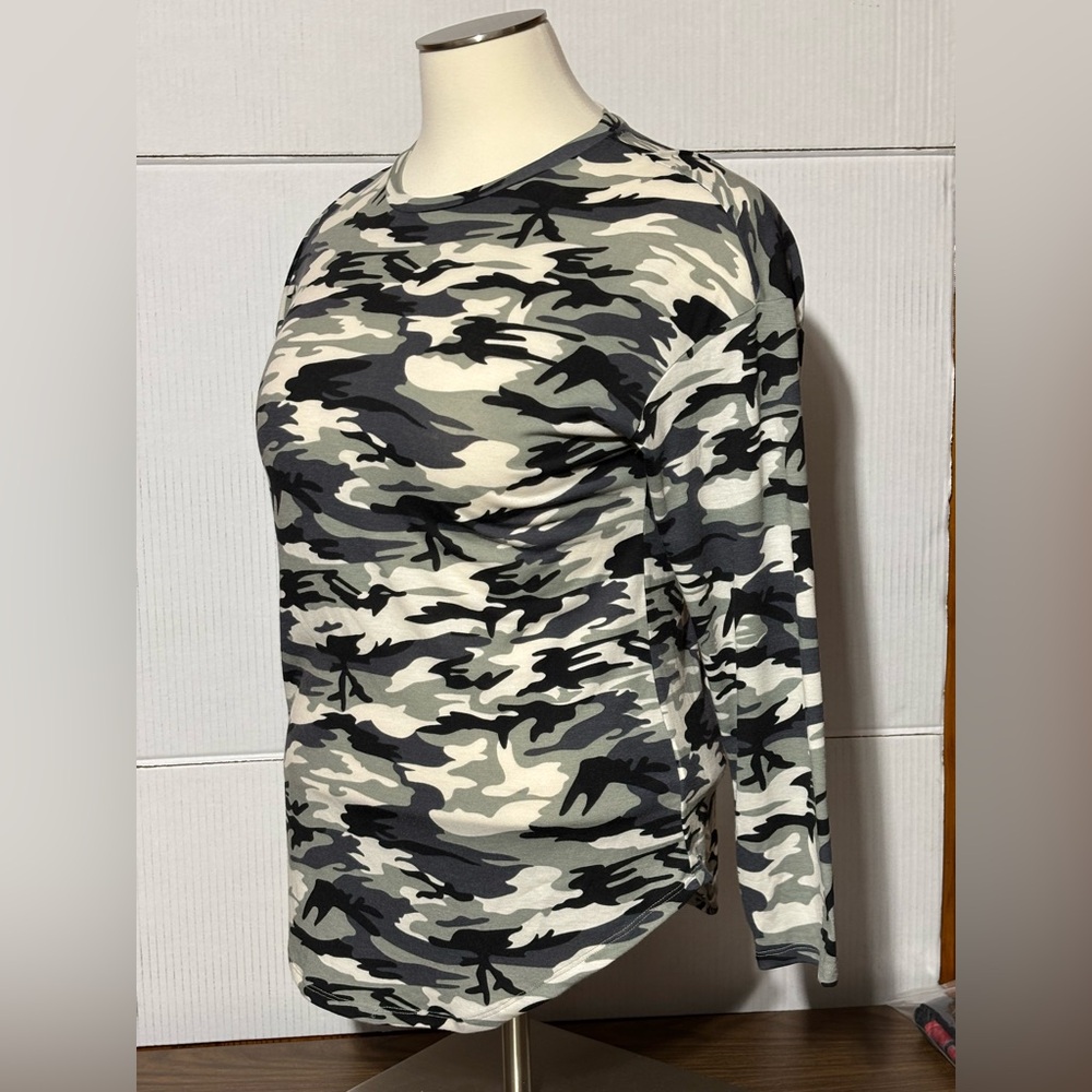 Emery Rose XL WOMEN’s long sleeve camo top. 93% polyester 7% elastane